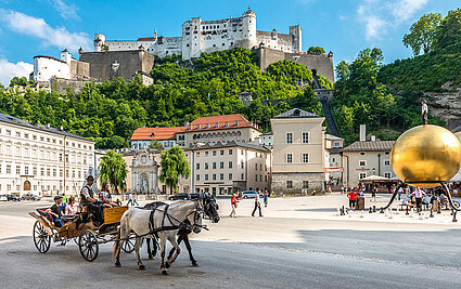 Kapitelplatz in Salzburg mit Blick auf die Festung Hohensalzburg und die Sphaera, ©Tourismus Salzburg, Foto: Breitegger Günter 