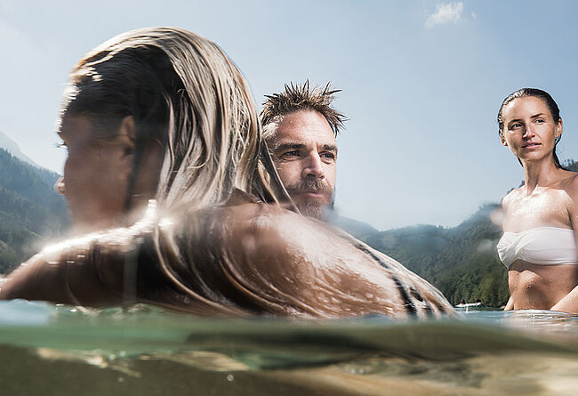 [Translate to Englisch:] Badevergnügen am Vorderen Langbathsee im Salzkammergut, (c) Oberösterreich Tourismus GmbH/Robert Maybach